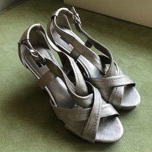 R2 Metallic Gray Wedges